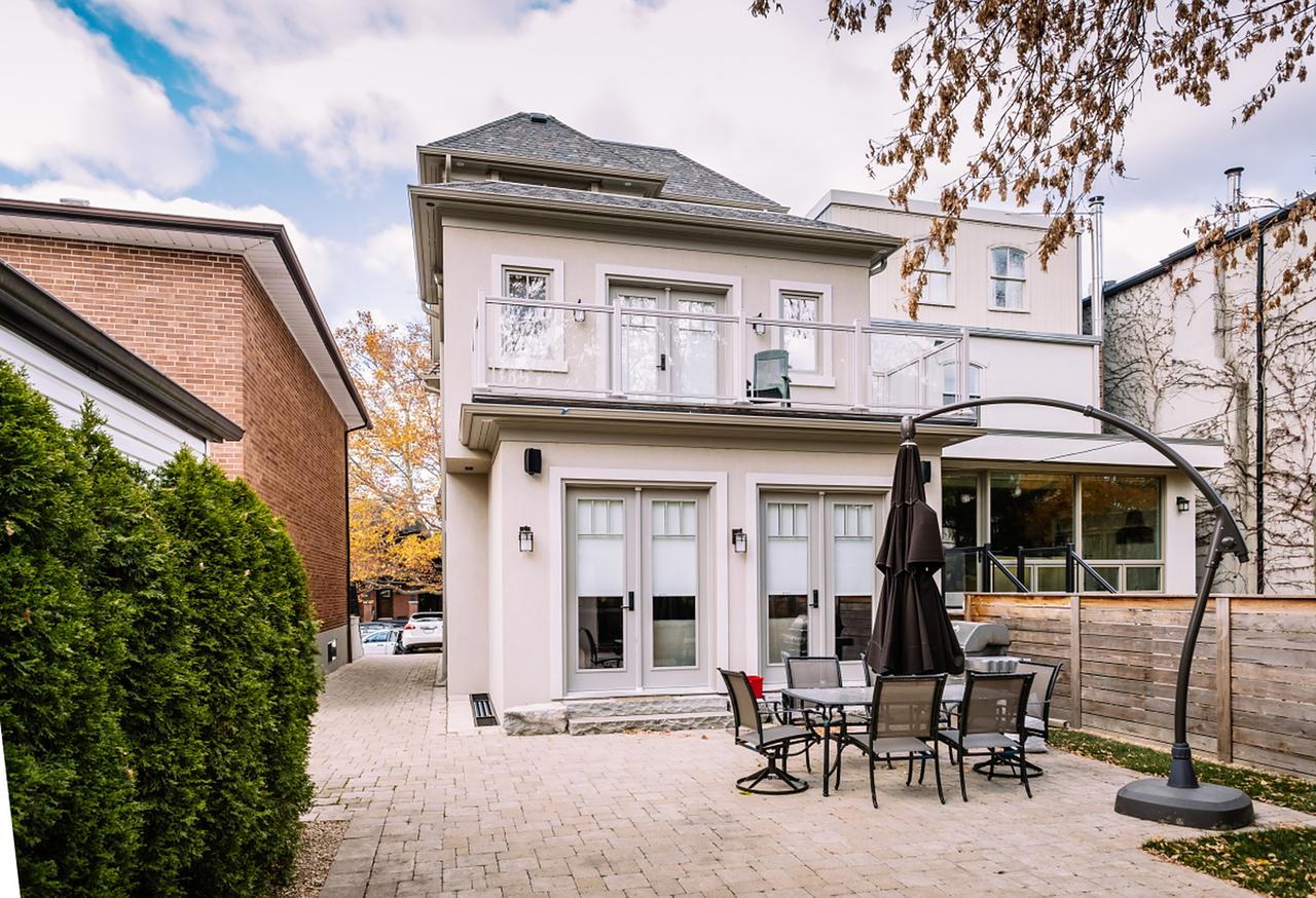 老房子是等拆迁还是及时维修，这事儿还真挺让人纠结。我家附近有个老小区，好些住户都