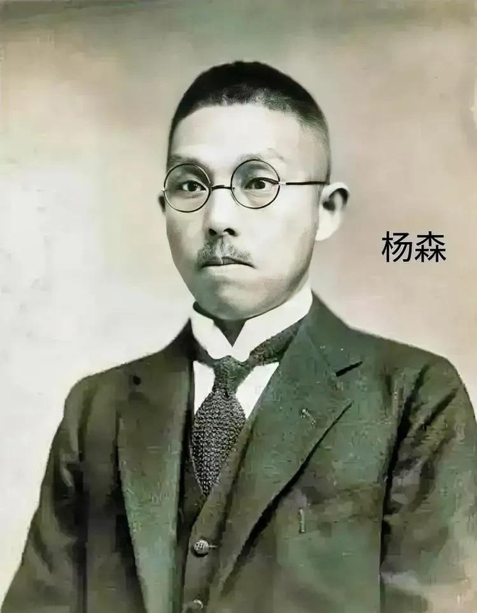 1949年12月15日深夜，成都北校场公馆地下密室，杨森亲手锁上第18个樟木箱，