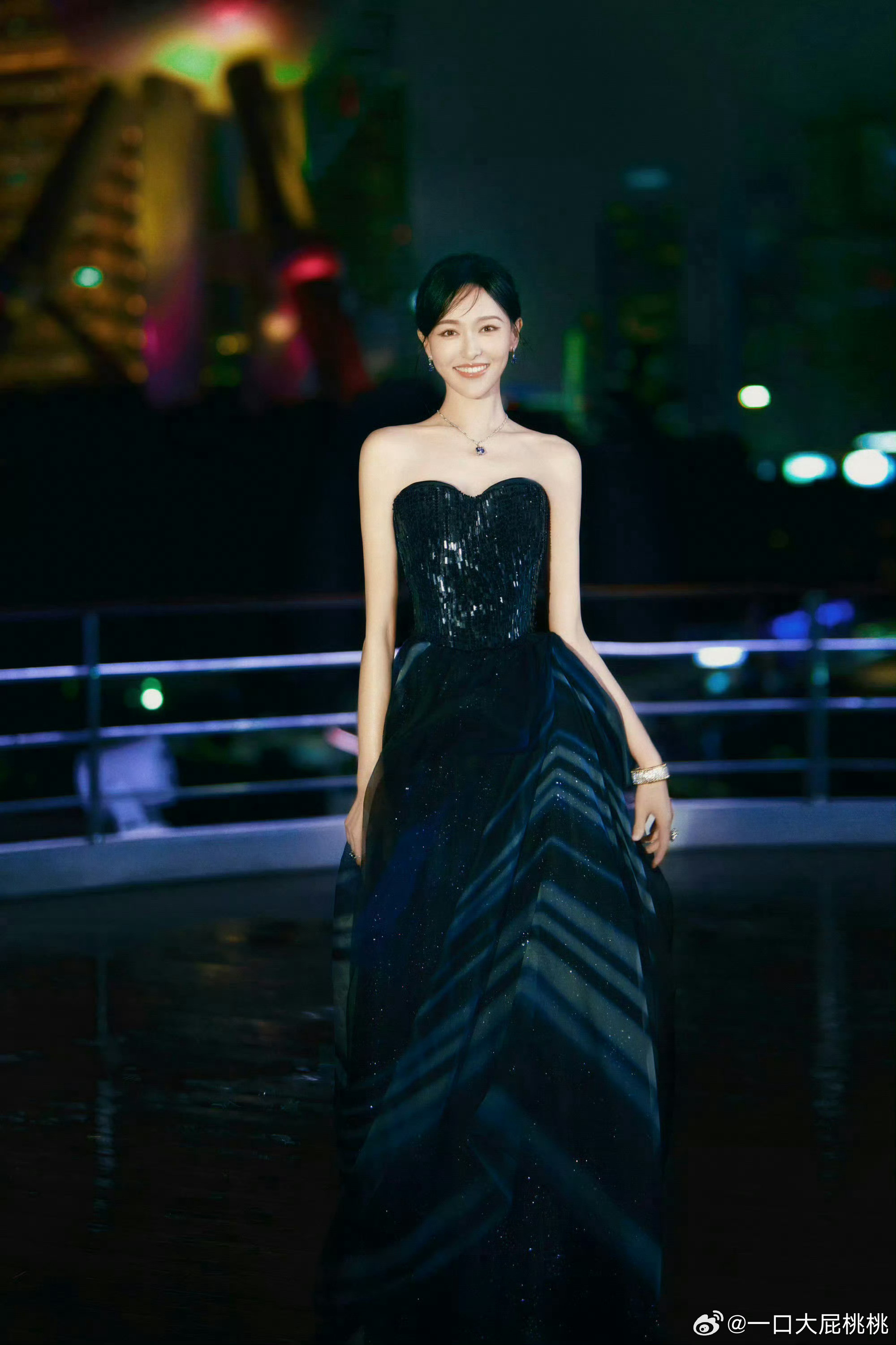 阿玛尼、香奈儿高定同时亮相在内地颁奖典礼的活动目前只有一个，去年的白玉兰😊唐嫣