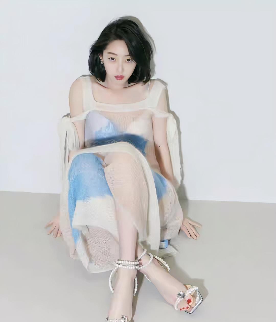 蒋梦婕，脚原来这么美，看来选对了脚指甲颜色很重要