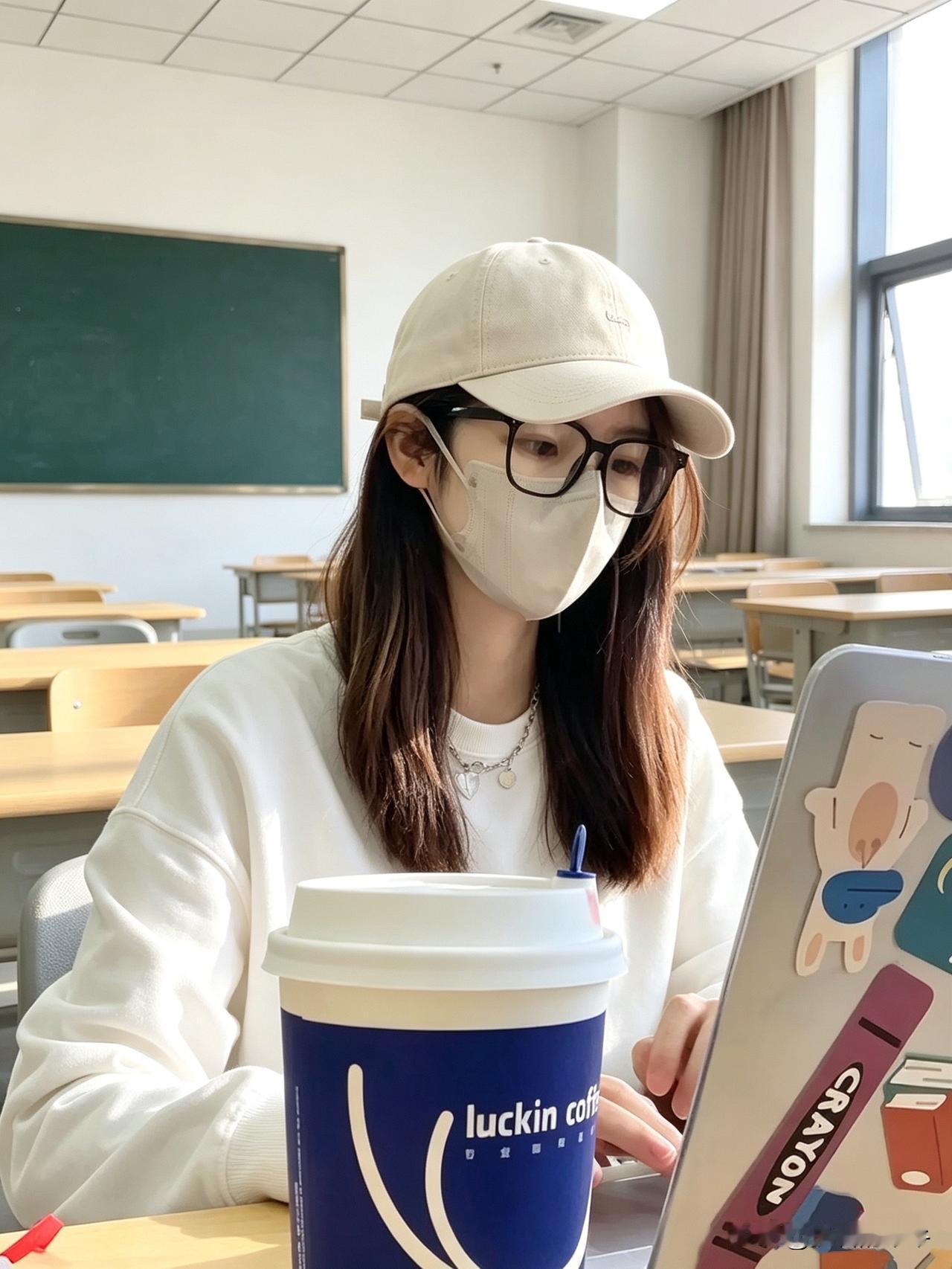 一个女大学生，每天花9块9买杯瑞幸提神，结果被同学暗中蹲点取证37天，实名举