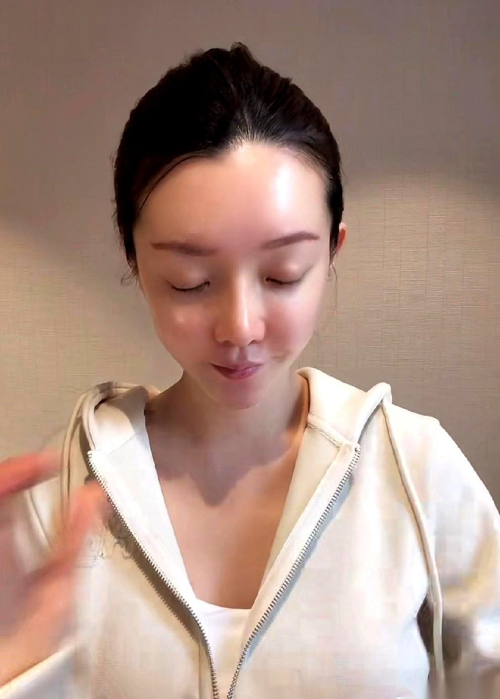 跟辛选在28号同一天首秀，疯了吧？所有人都等着看笑话，觉得这不就是拿鸡蛋碰石头