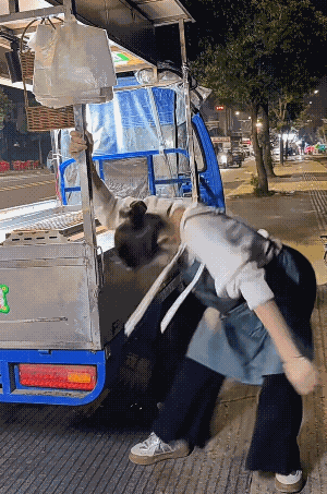 这舞蹈跳的一点弧线没有，全是几何图形，三轮车要不是锁住早就跑了![捂脸哭]