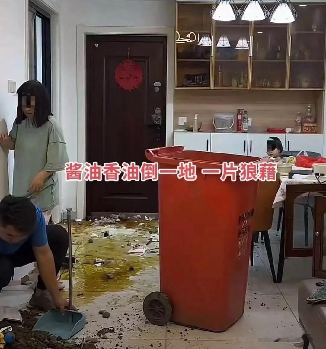男子为娃复婚仅三月，家中被妻子砸得无处下脚。安徽一对夫妻此前因女方常年懒散