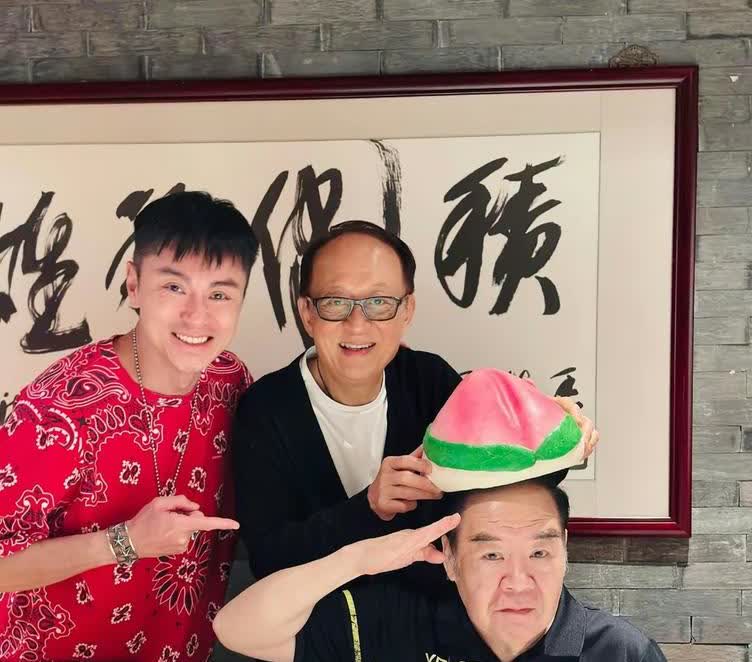 74岁郑则仕庆生显苍老！小14岁妻子冻龄抢镜，圈内大咖齐聚场