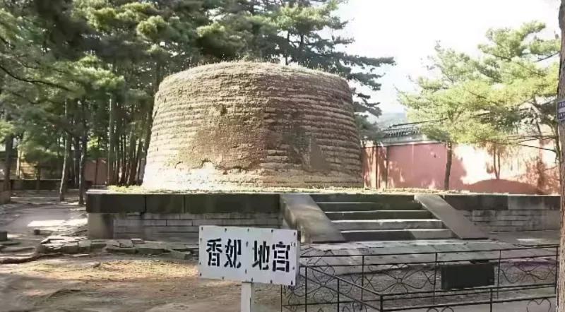 1979年，乾隆裕陵妃园寝进行维修时，东边突然塌陷了，竟露出了一具棺椁，上面是手