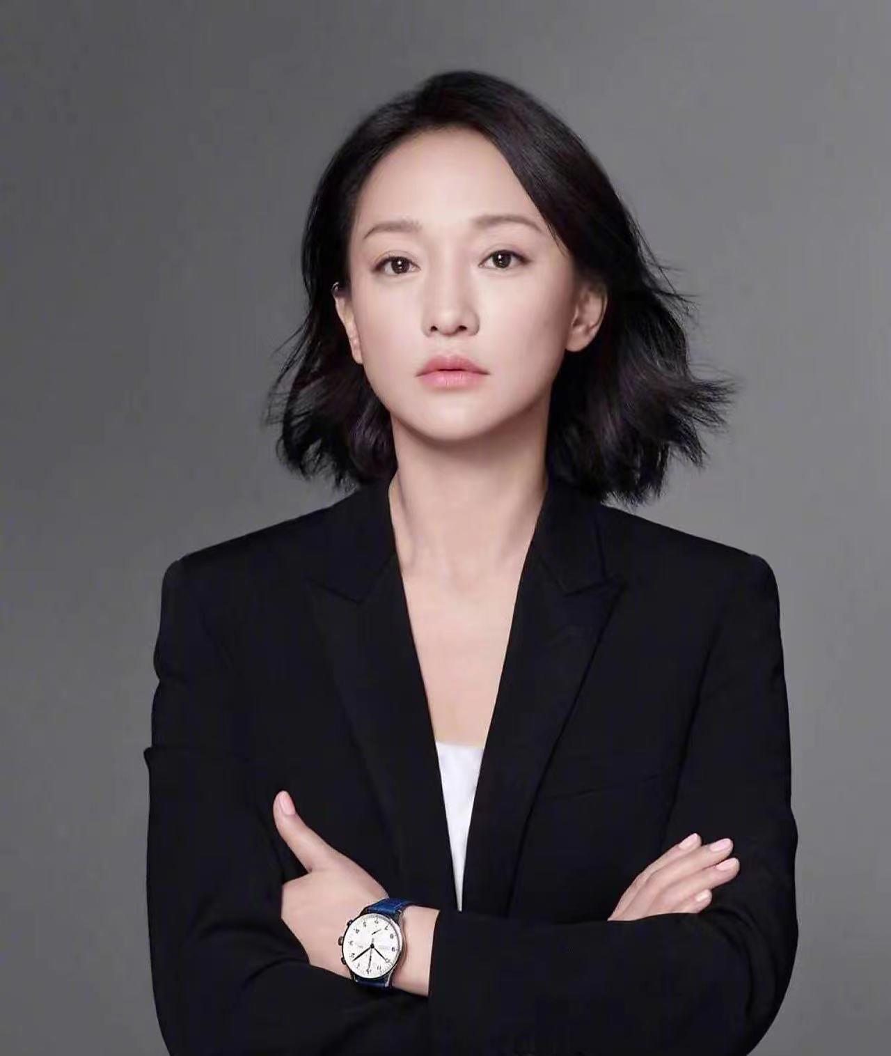辛芷蕾威尼斯封后，周迅错失大奖。网上说《日掛中天》开始找的是周迅，不过她把这个