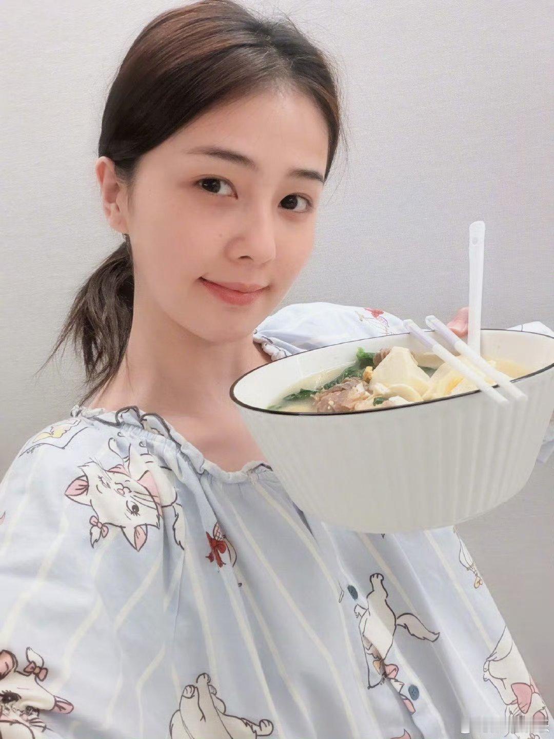 白鹿美食博主素颜也可以这么好看呢，简直爱了。