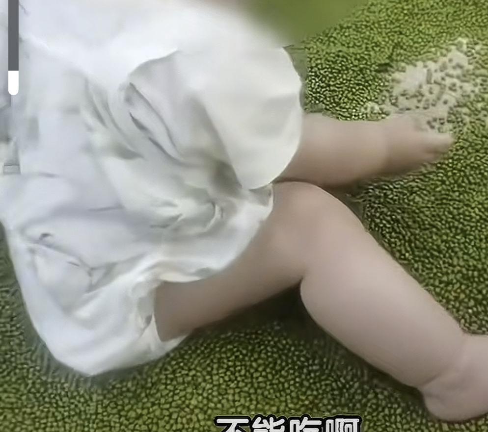 把穿着纸尿裤的孩子，放到绿豆筐里玩耍，小孩不懂，大人也不懂吗？7月13日在江苏