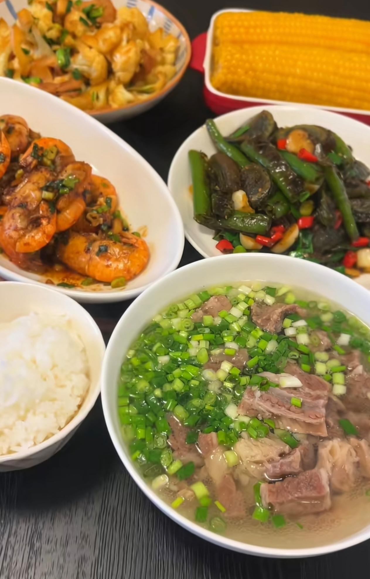 帮表妹整理完资料，她直接把我按在饭桌前：“别走，我妈都做好了！”