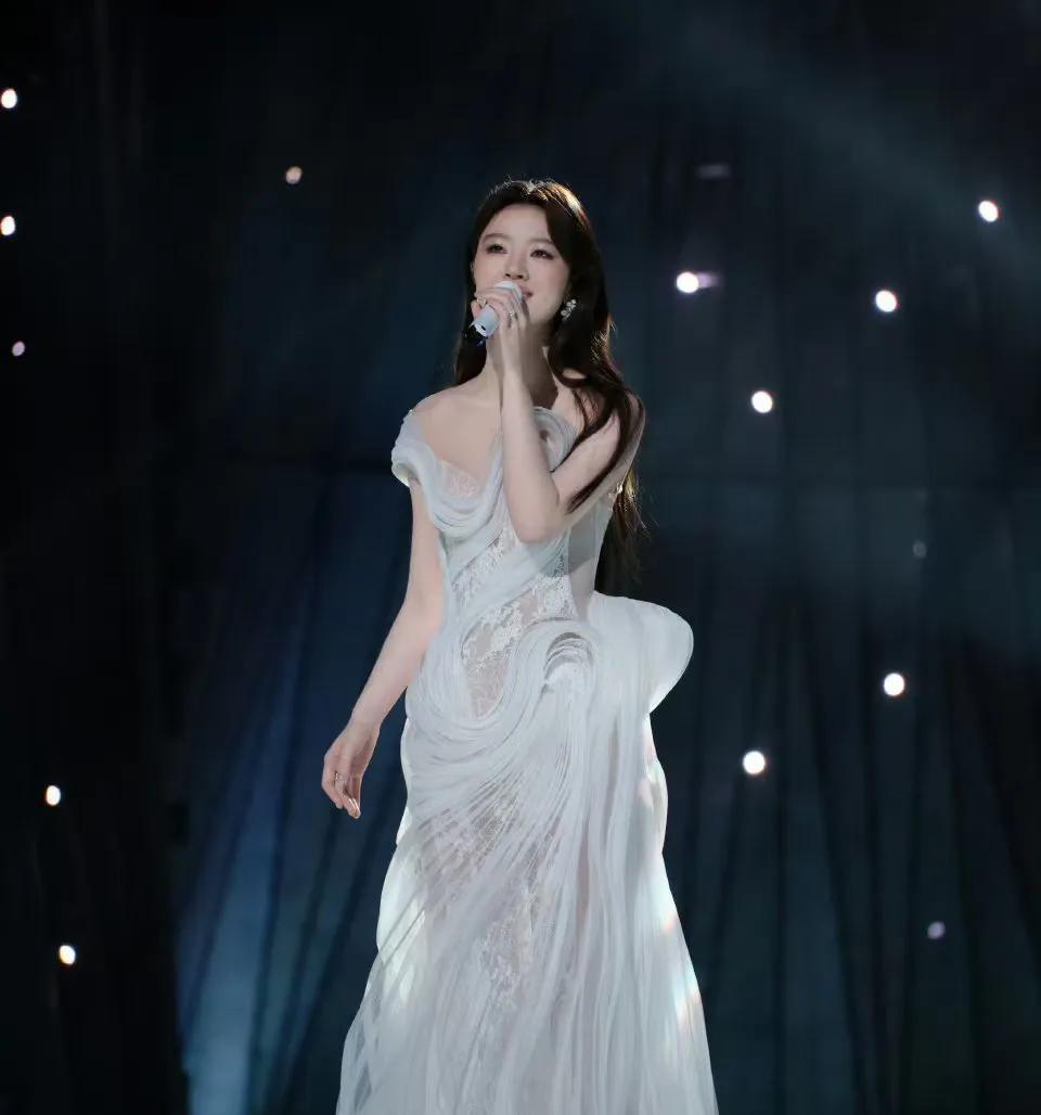 洪辰亮相《我是歌手》舞台，揭榜时刻引回忆杀2011年的夏天，那个留着短发、嗓音