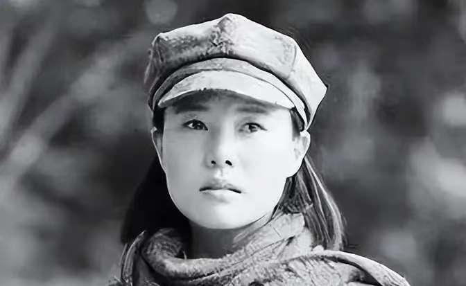 1937年，15岁漂亮女红军被敌人抓住，捆在行刑台，她挺胸抬头，闭上双眼。谁料，
