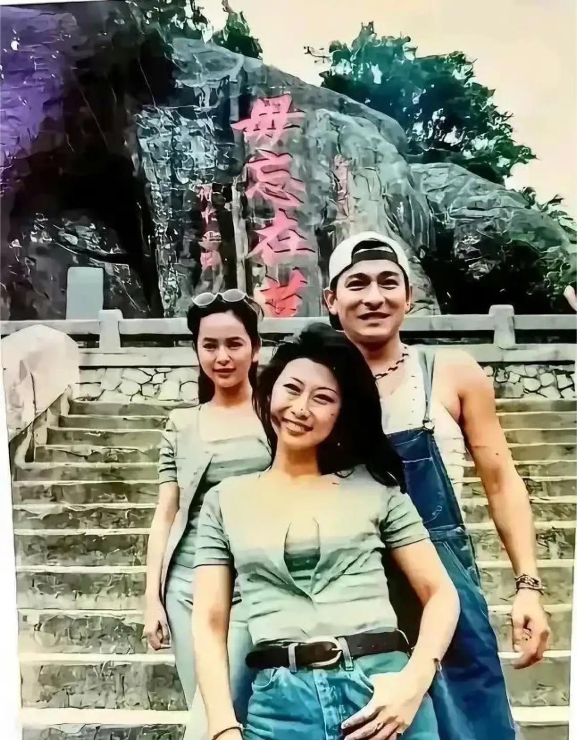 站刘德华前面这个美女看着好眼熟，就是叫不出名字来！