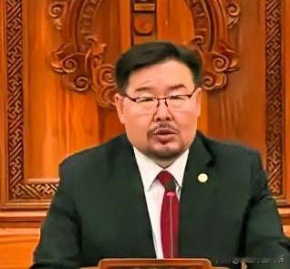 让蒙古国人民失望透顶的总理，突然辞职了。这个总理，仅仅干了四个月，就匆匆辞职