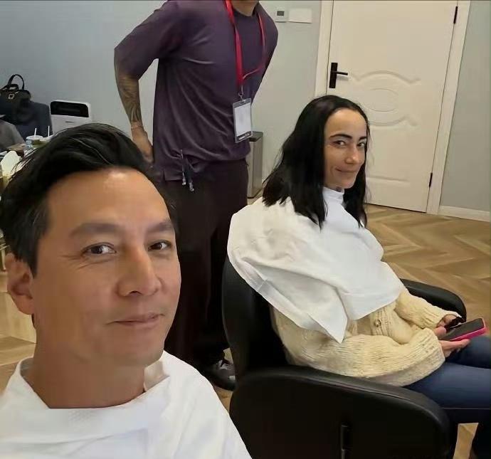 吴彦祖居然晒出和老婆的同框照！照片里他俩是在理发店。你看吴彦祖，乖乖陪着老婆理发