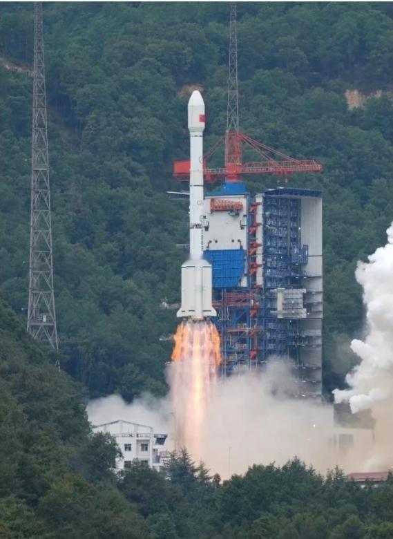军事用途，终于大大方方地说出来了，一切敌人颤抖吧。 长征火箭“嗖”一下就冲上
