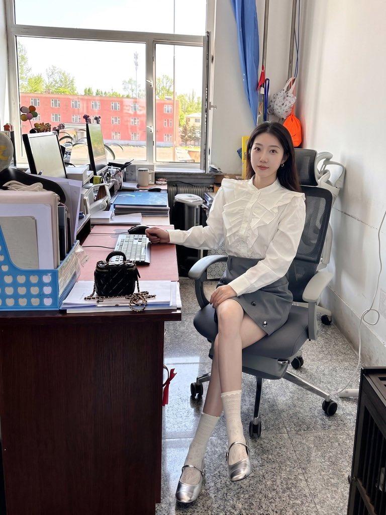 办公室遇到心动女生，千万别急着要微信同在一个单位，贸然当众搭讪、直接要微信