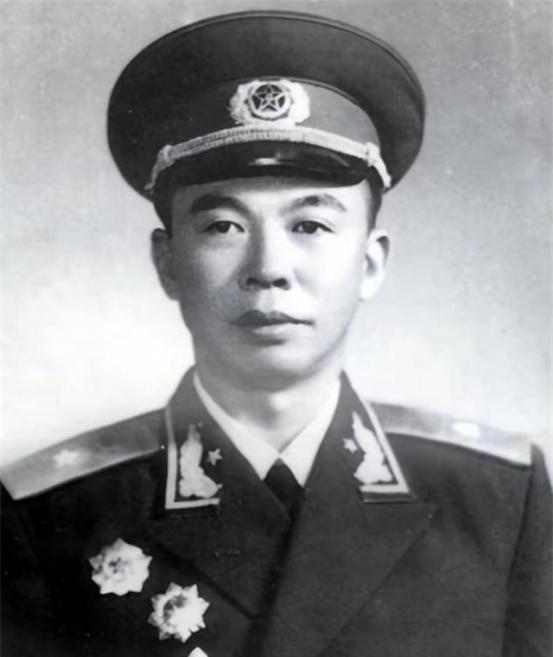 1967年底，我的父亲接到调任成都军区副司令员的命令，然而没过多久毛主席说：“张