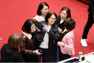 台立法机构蓝绿对决：绿营民代狂敲桌子，蓝绿民代爆发冲突掀混战