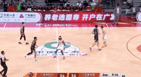 广东东阳光巨星胡明轩真是让人惊呆了！在今天广东东阳光主场迎战江苏肯帝亚的比赛中，