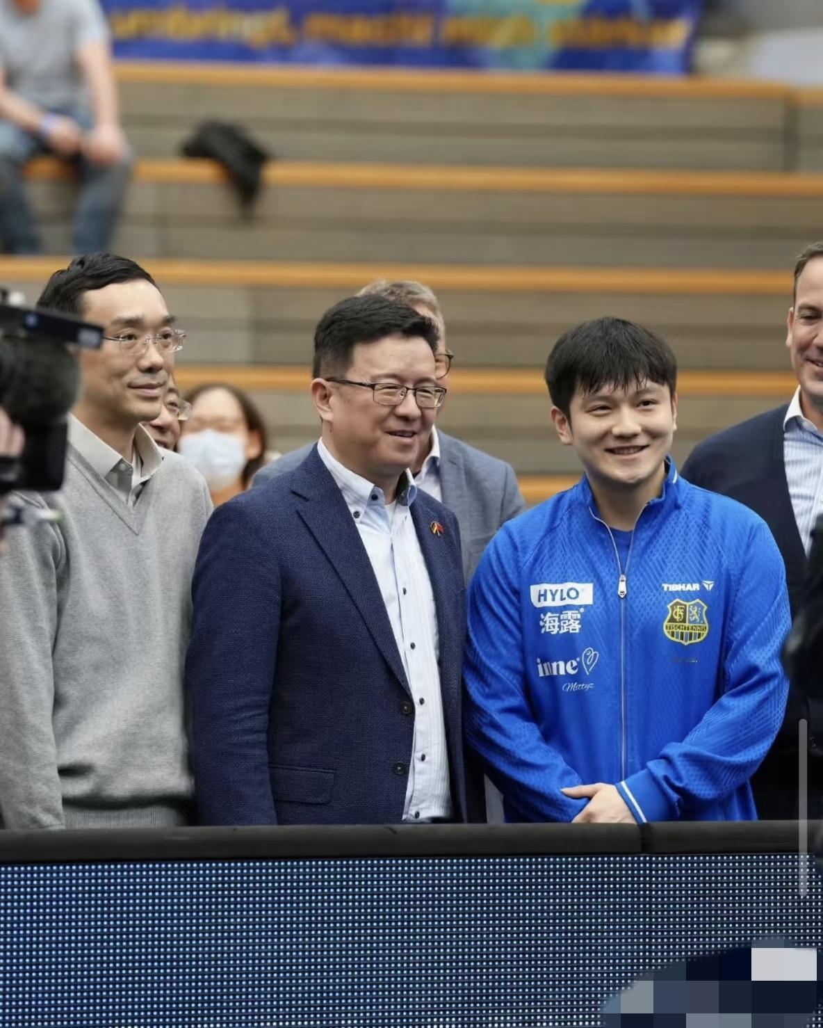 樊振东德甲比赛结束后着急开豪车凯迪拉克，被工作人员叫住与总领事交流，他头发长了，