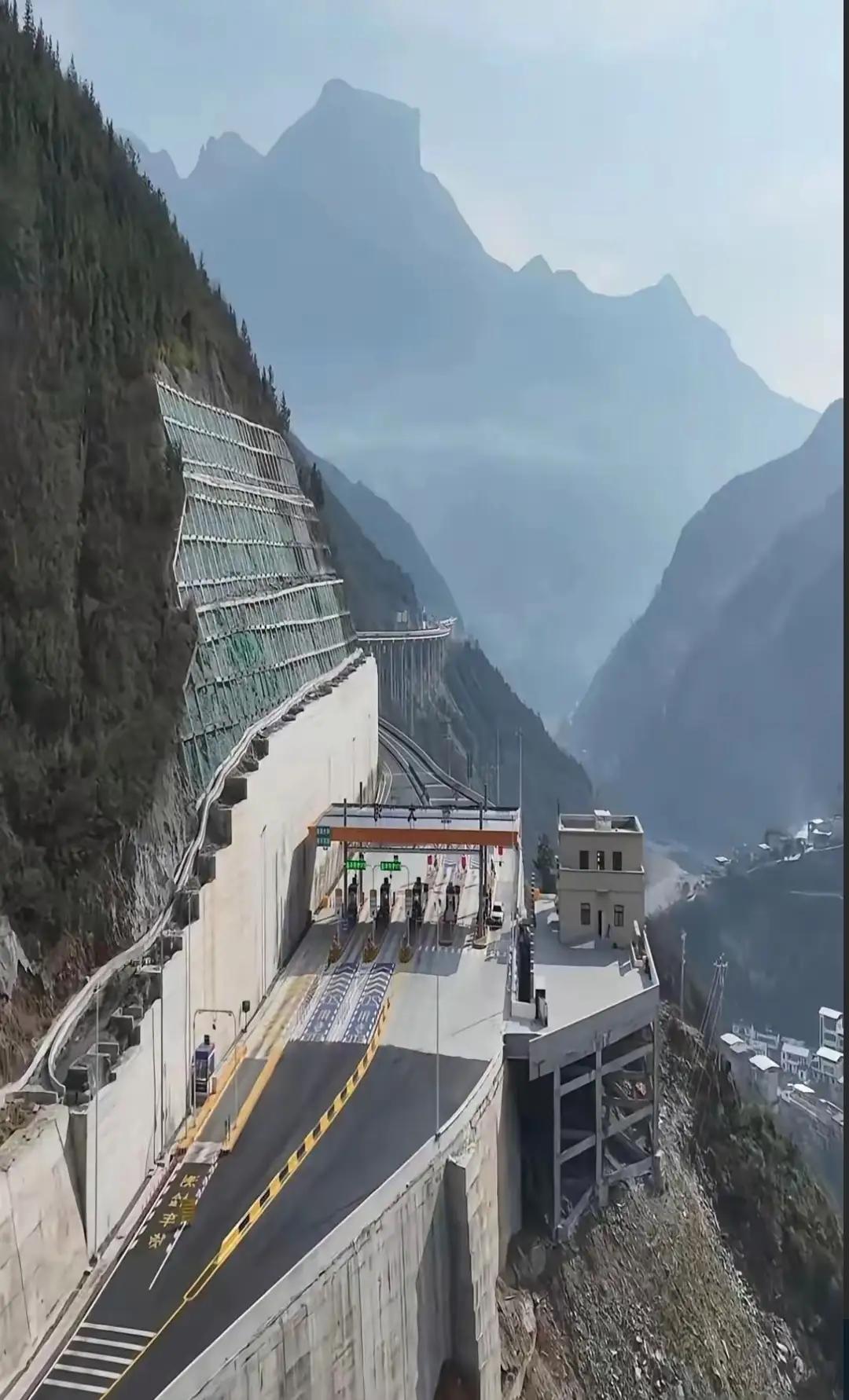 这个收费站真的是把空间用到了极致，有谁知道这个哪里的收费站吗？太难了啊！建在这个