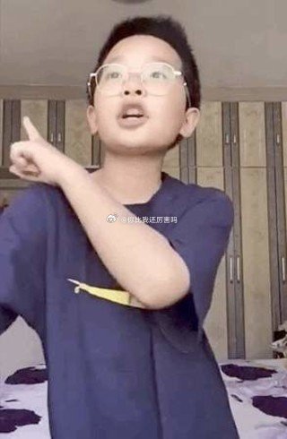 钟美美模仿老师神还原！每个动作、每个眼神都精准拿捏老师上课的“灵魂瞬间”😂