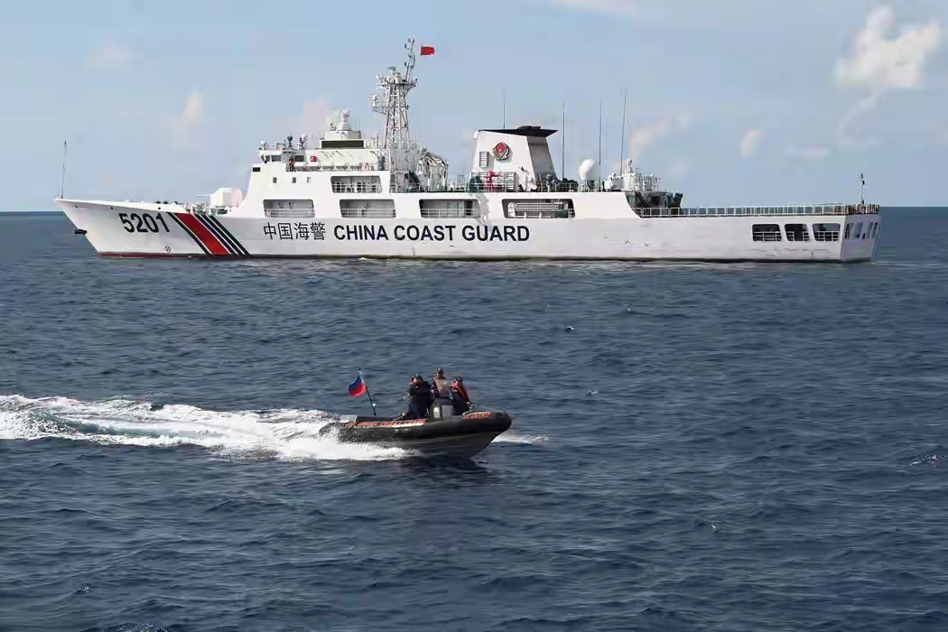 9月18日，南海仙宾礁附近海域，一艘中国海警艇正在依法巡航。菲方3015号船先是无视中方多次严正警告