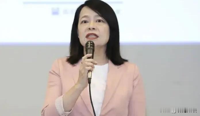 绿营徐佳青再被爆出丑闻，蓝营方面喊话检调查办！日前徐佳青就被爆出以外出进行所谓“