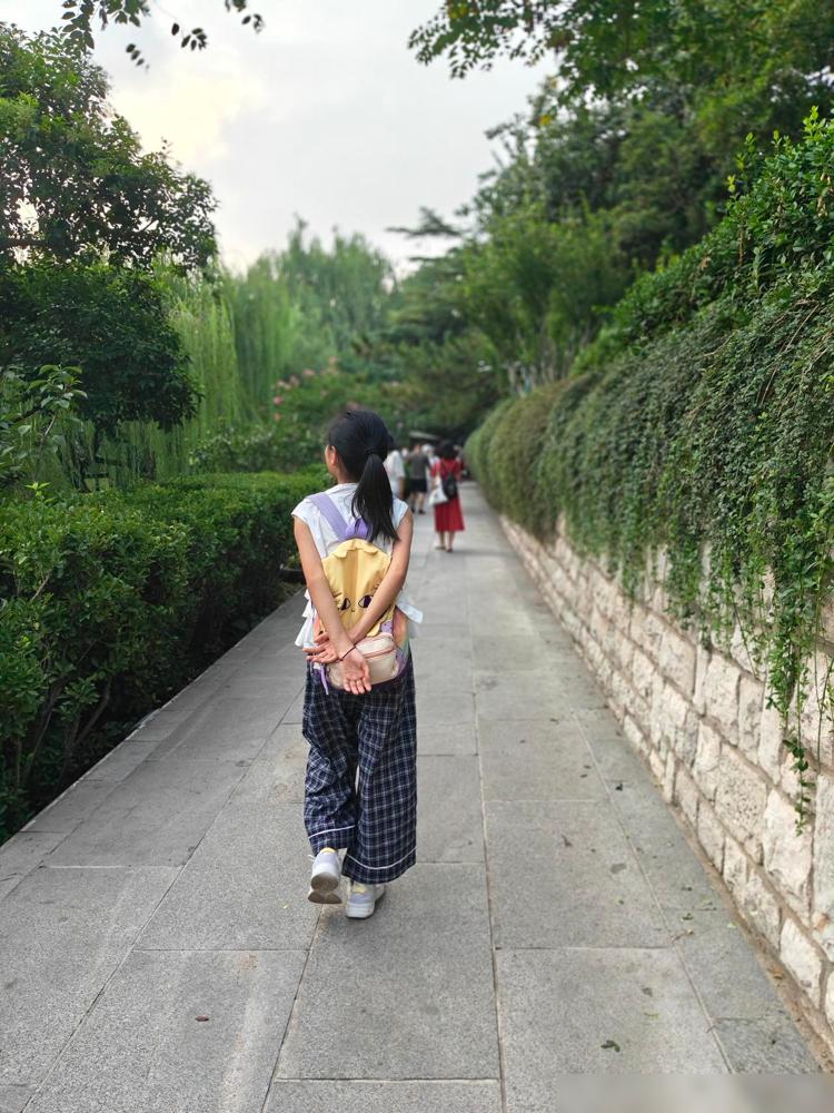 现在的小女生懂得真多啊。闺女放学回来笑得前仰后合，说她们班主任是个年轻的体育