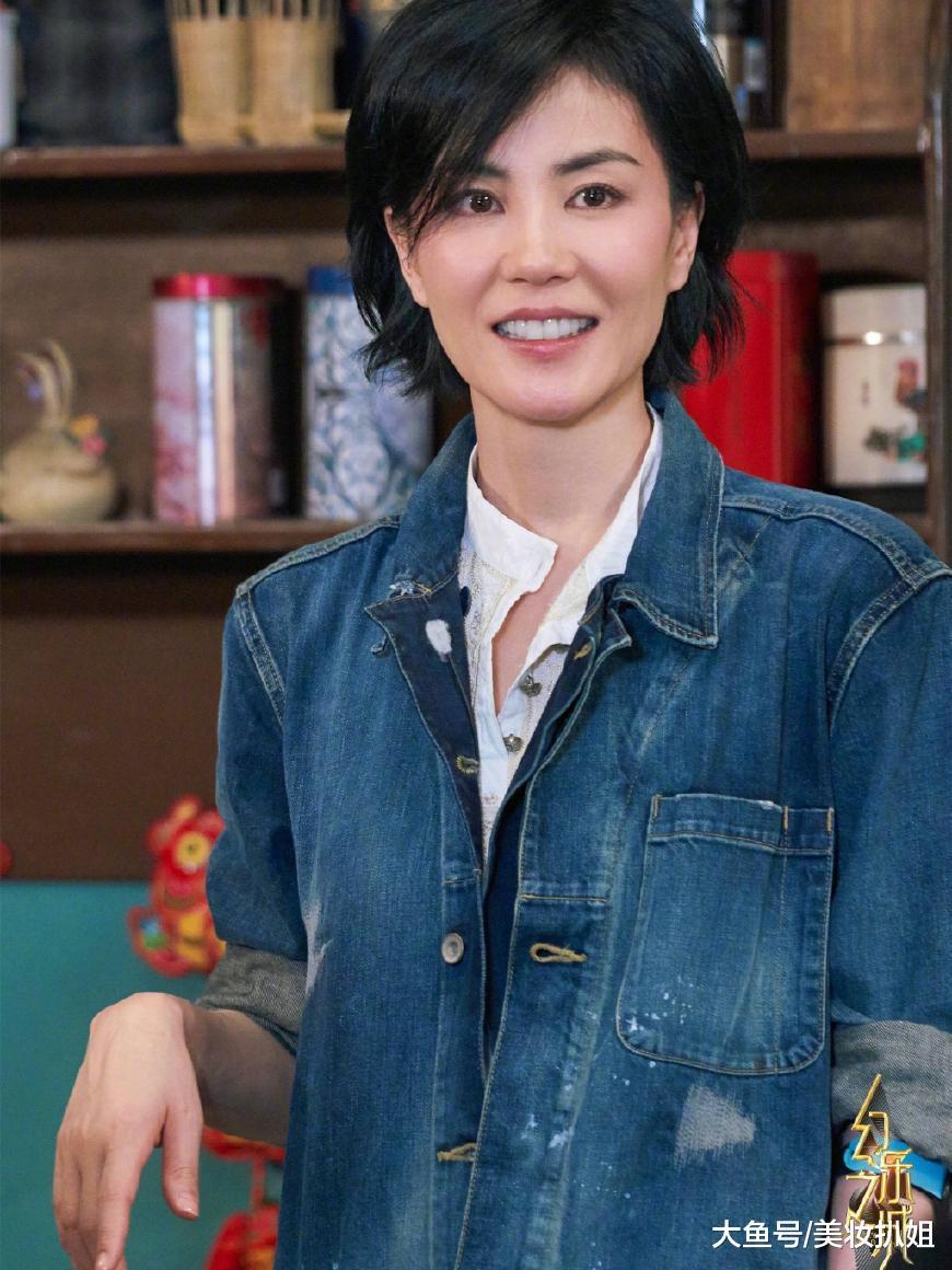 王菲周迅罕见同台, 年龄差5岁同是女神, 谁的时尚感更