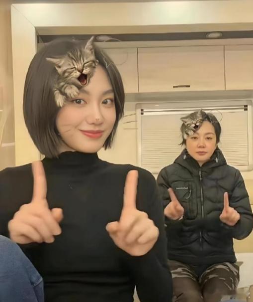 闫妮跟她姑娘，她姑娘老好看了。