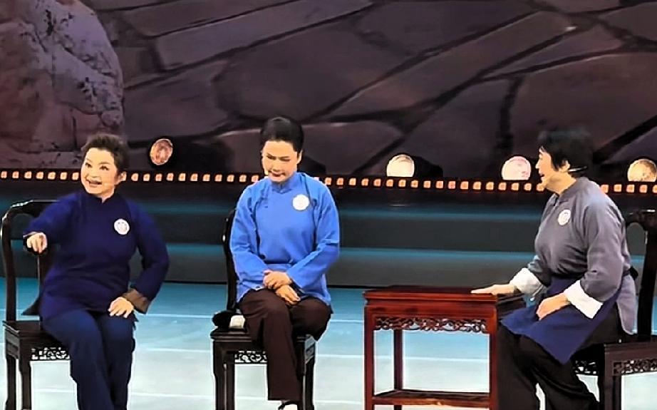 亲家母，你坐下！一句豫剧，撕开三位顶尖女艺术家背后的“残酷”真相。春晚舞台，
