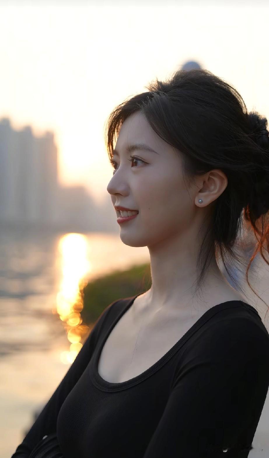 日落时分，微笑的她，温柔如水。