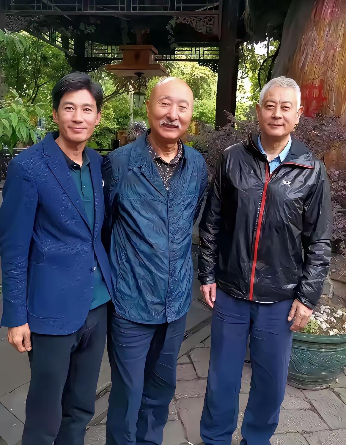 朱时茂陈佩斯与巫刚同框照他们三位都是娱乐圈里大咖，要演技有演技，要颜值有颜值，