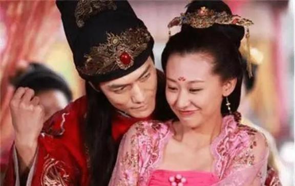 公元497年深夜，北魏冯皇后寝宫灯火刚熄，太监高菩萨马上脱去官服，转身就抱着皇后