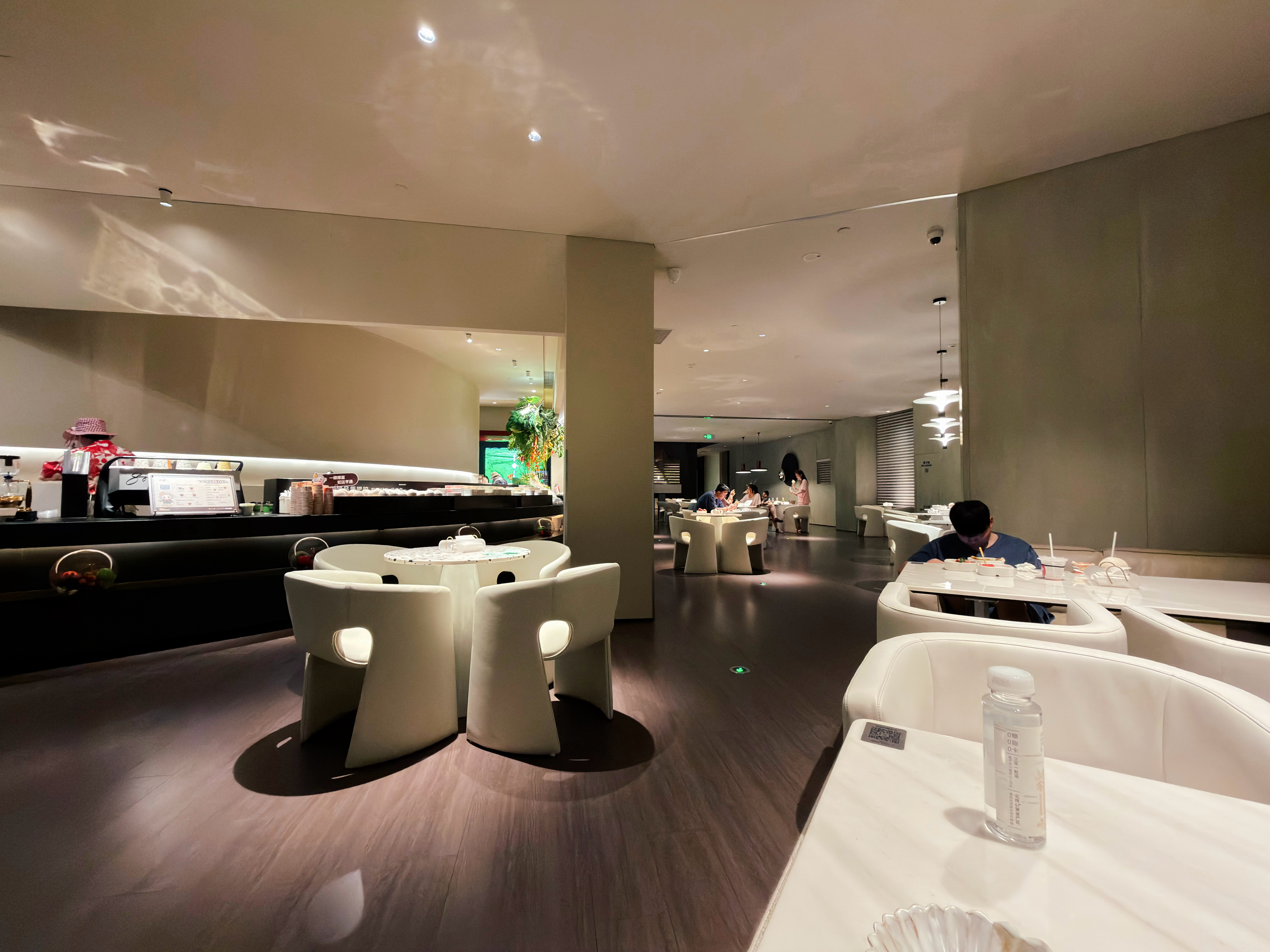 来水裹洗个澡，明天一早飞机出去玩啦明天11.27是我女朋友生日，嘿嘿