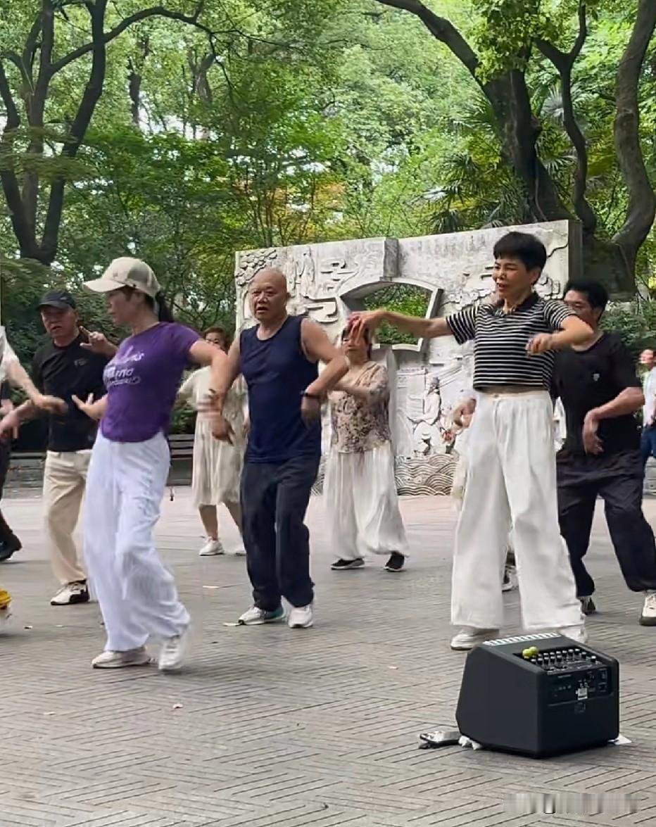 前两天傍晚我带着我家小的去小区广场玩，广场上一堆老头老太太在跳舞。我坐在边上那个