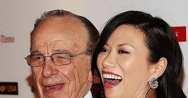 1999年6月，67岁的默多克为了迎娶邓文迪，与第二任妻子安娜离婚。分得17亿美