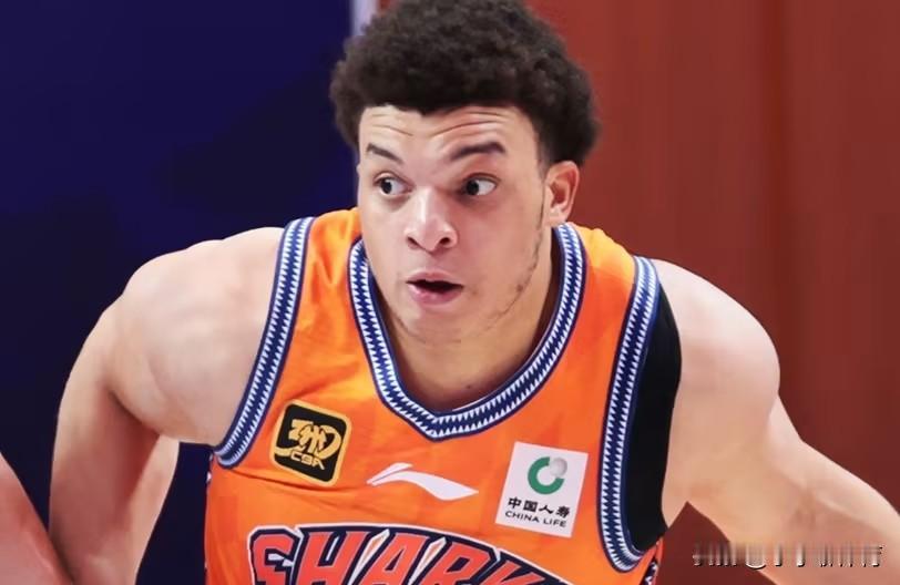 高薪引入的本土球员一分未得，外援闹着出走，上海男篮真是冤大头！昨日CBA赛后