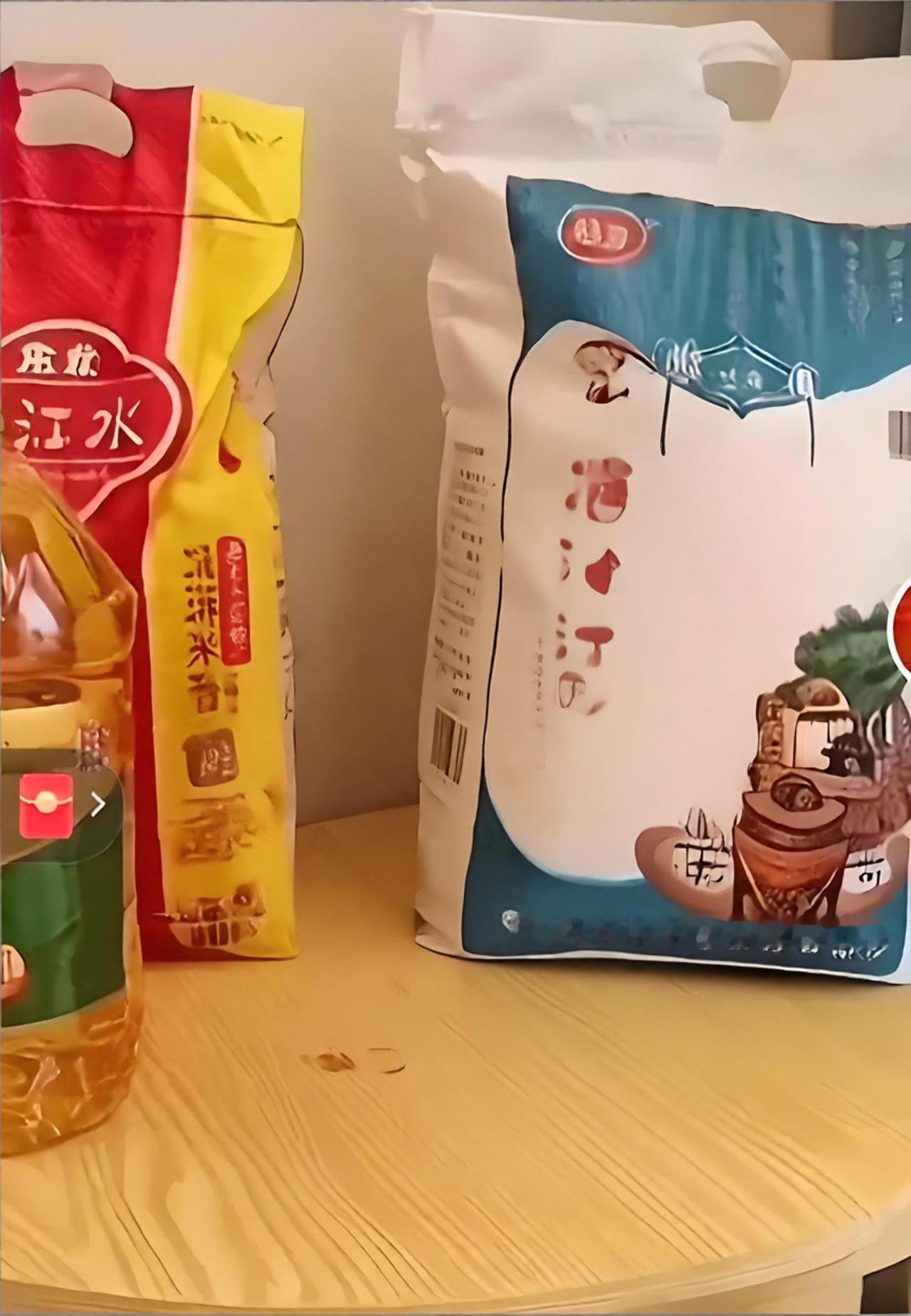 今天侄女来看我，拎了两袋米和一壶油。老公见了，说我侄女不懂事，哪有看亲姑姑家买