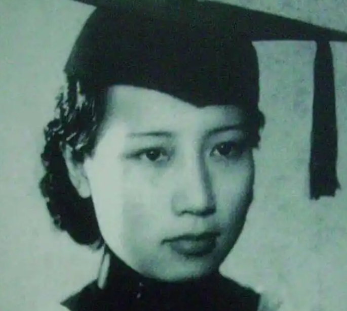 1989年，曹禺第一任妻子郑秀病重，口中不停的呼唤着“家宝”，非要见曹禺最后一面