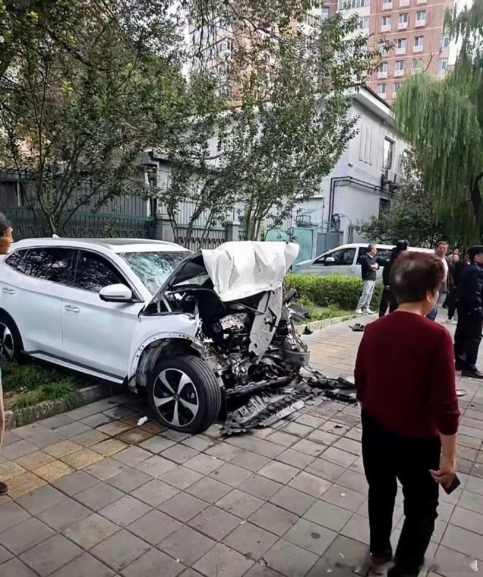 陈震劳斯莱斯发生车祸很多人注意力都集中在劳斯莱斯上从宋的损伤来看虽然溃缩严重但