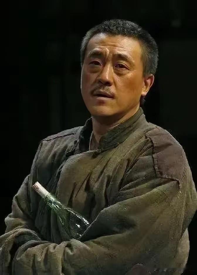 一天，何冰跟儿子在家看电视，没想到儿子看到了何冰演得电视剧后，吃惊的问何冰说：“