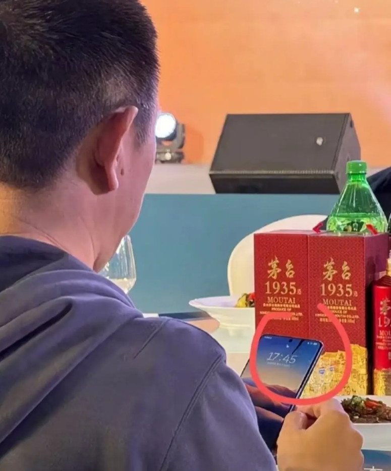 李斌为什么不换手机呢？去年11月份都看到他使用的手机屏幕裂了一条缝，今年8月初