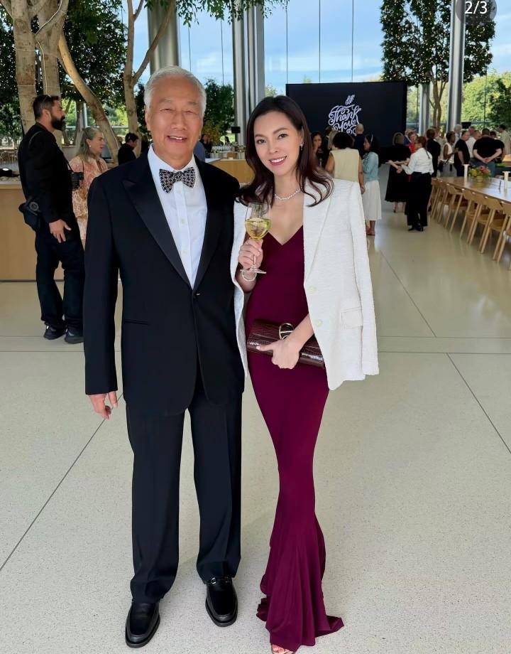 曾馨莹的心态真的很强大，丝毫不惧老公最近的流言蜚语，打扮的端庄大气，面带笑容，和