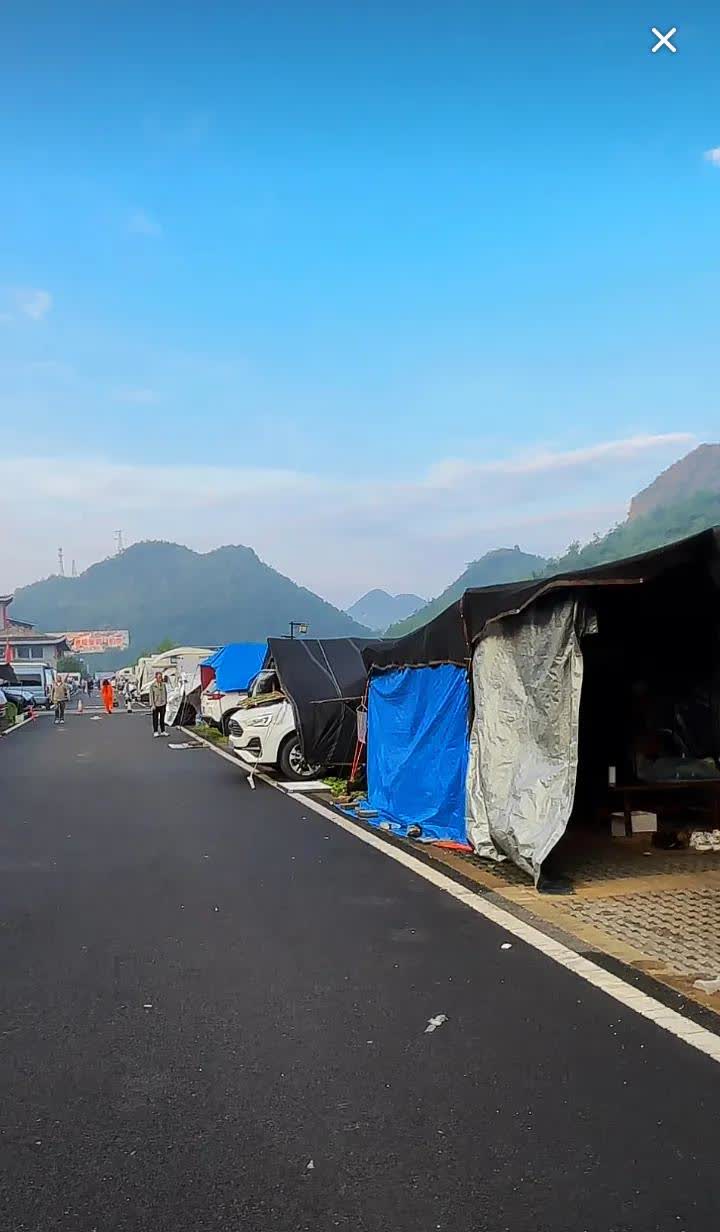 现在有些房车营地简直成“重灾区”，活生生变成了难民营。就像西宁长宁路房车露营专用