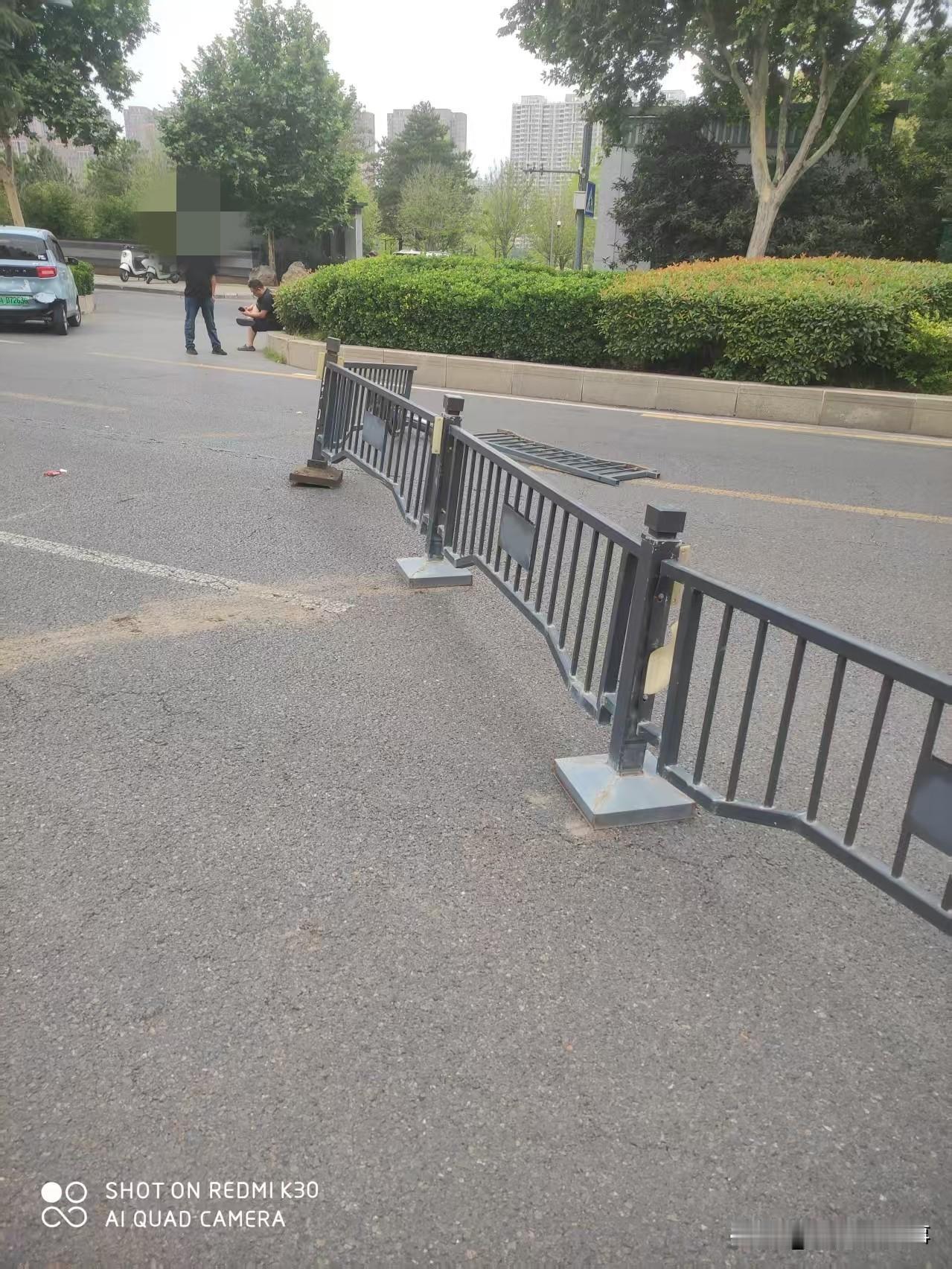 郑州街头随手拍:此时此刻郑州市中原区中原路西流湖公园南园南门口附近两辆私家车发生