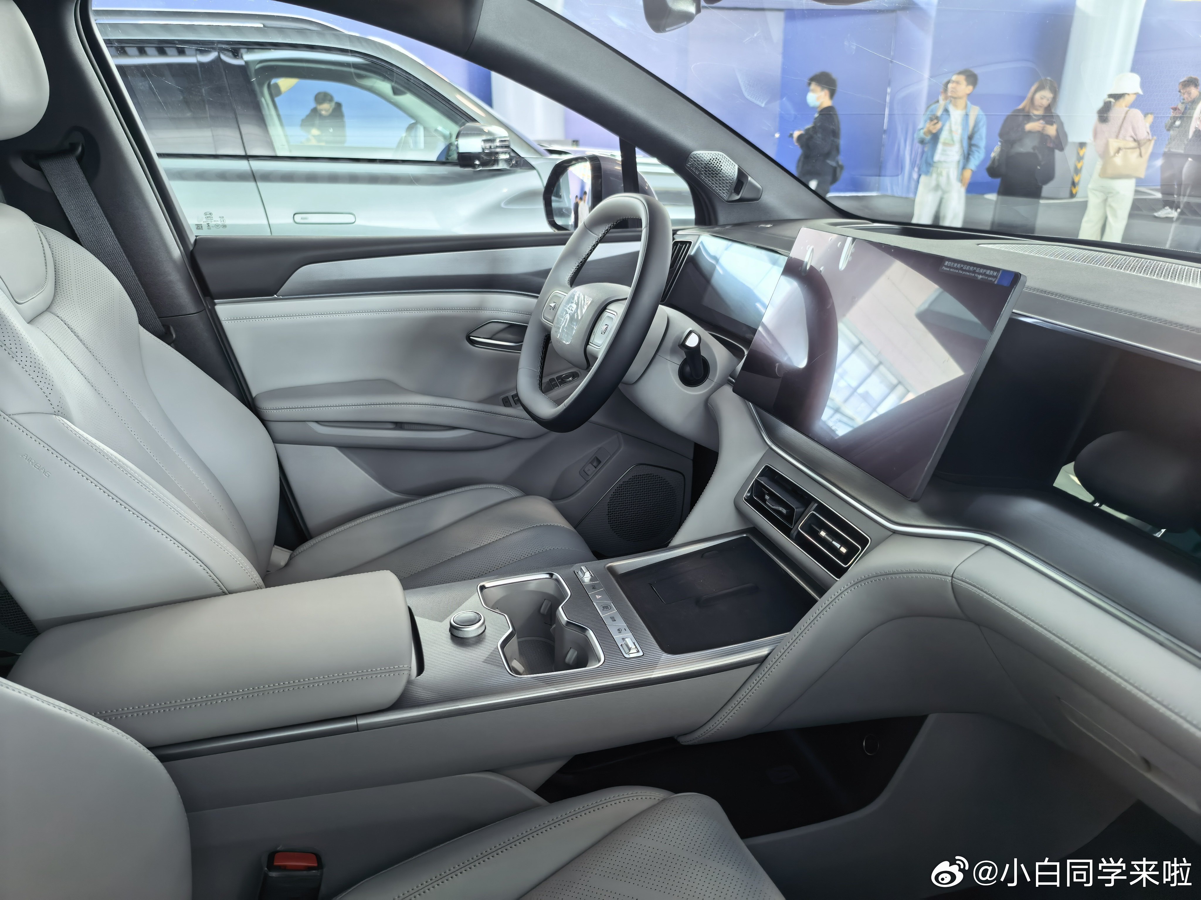 比亚迪宋UltraEV正式上市，售价15.19万-17.99万。尺寸方面，