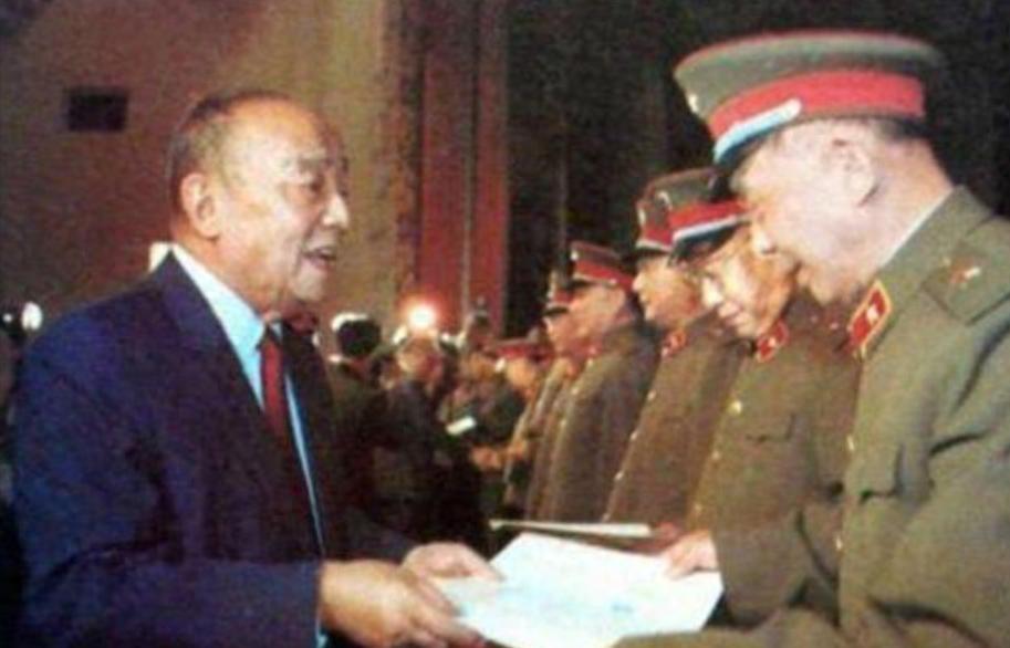 大军区司令1988年才授中将，比政委低一级，后任总参谋长，儿子也成将军！198
